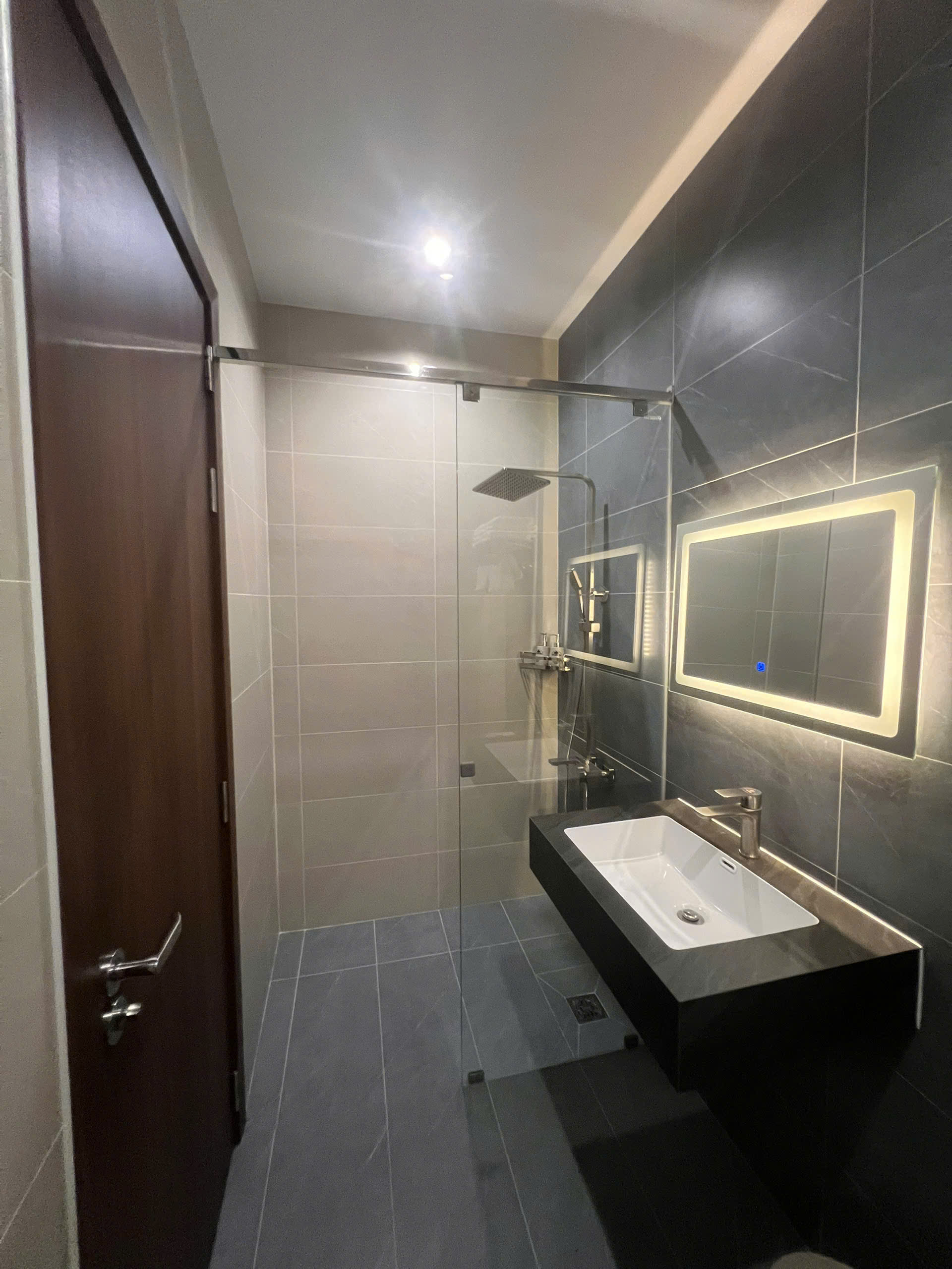 Phòng tắm kính đứng hiện đại