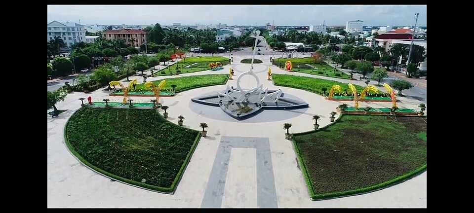 Quảng Trường Hùng Vương & Nhà Hát Cao Văn Lầu